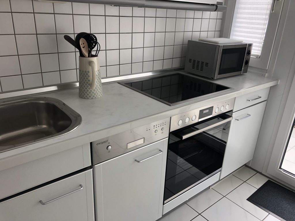 Küche mit Cerankochfeld-Spülmaschine-Mikrowelle-Backofen-Kaffeemaschine-Senseo-Wasserkocher